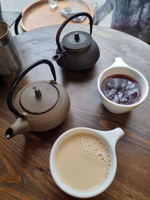 Chai masala and hibiscus tea at Eqvilibrivm Cafe in Barcelona