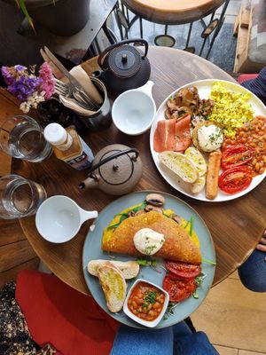 Full english and tofu omelette at Eqvilibrivm Cafe in Barcelona