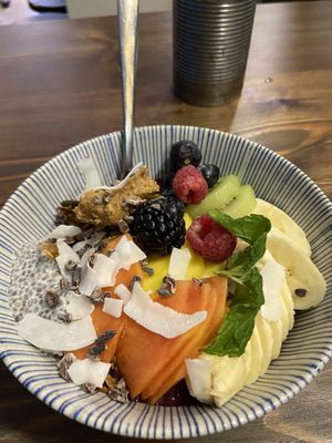 Superbowl 🫐  at Eqvilibrivm Cafe in Barcelona