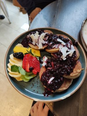 Pancakes de fruta at Eqvilibrivm Cafe in Barcelona