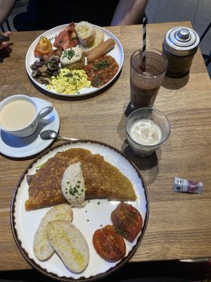 English breakfast, chocolate avocado smoothie, tofu omellette, massala chai  at Eqvilibrivm Cafe in Barcelona