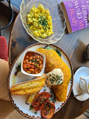 Omelette with baked beans and scrambled tofu as a side dish at Eqvilibrivm Cafe in Barcelona