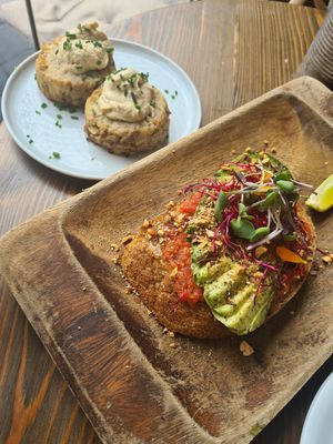 Avocado bread (without the chili and cilantro) + hash browns at Eqvilibrivm Cafe in Barcelona