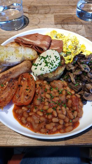 English breakfast at Eqvilibrivm Cafe in Barcelona