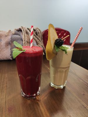 Pink flush and banana smoothie at Eqvilibrivm Cafe in Barcelona