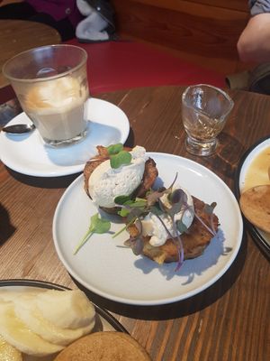 Hash browns with vegan cream cheese at Eqvilibrivm Cafe in Barcelona