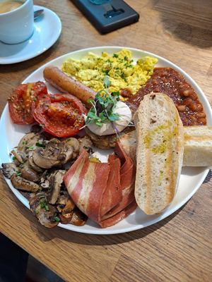 Full English Breakfast at Eqvilibrivm Cafe in Barcelona