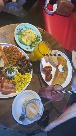 English breakfast & omelette   at Eqvilibrivm Cafe in Barcelona