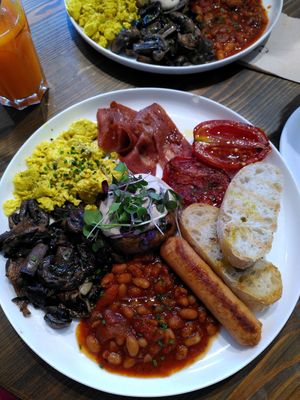 Full English Breakfast at Eqvilibrivm Cafe in Barcelona