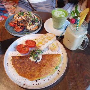 Vegan omelette, pancakes, smoothie and matcha latte at Eqvilibrivm Cafe in Barcelona