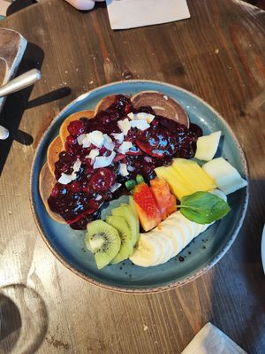 Pancakes de fruta at Eqvilibrivm Cafe in Barcelona