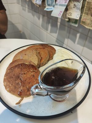 Syrup pancakes at Eqvilibrivm Cafe in Barcelona
