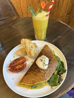 Tofu Omelette and Tropical Breeze  at Eqvilibrivm Cafe in Barcelona