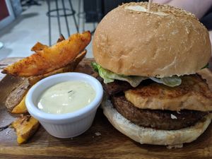 The cheese burger with bacon at Eqvilibrivm Cafe in Barcelona
