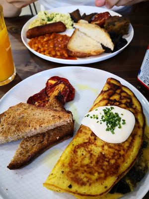 English breakfast and chickpea omelet at Eqvilibrivm Cafe in Barcelona