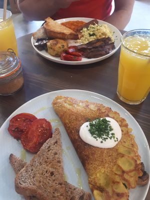 Omlet and full breakfast at Eqvilibrivm Cafe in Barcelona