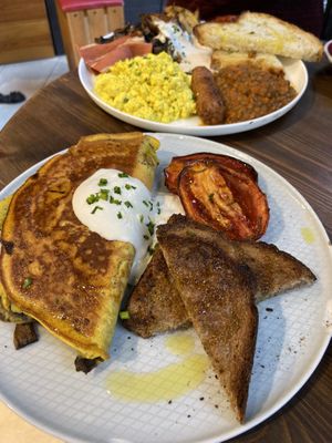 Chickpea omelette and full English breakfast (back) at Eqvilibrivm Cafe in Barcelona