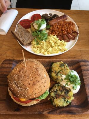 English breakfast y burguer at Eqvilibrivm Cafe in Barcelona