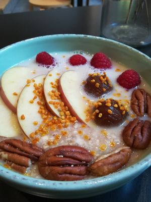 apple pie porridge at Eqvilibrivm Cafe in Barcelona