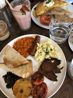 english breakfast and chickpea omelet at Eqvilibrivm Cafe in Barcelona