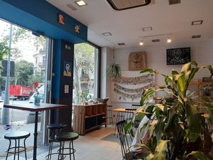 Seating also available outside at Eqvilibrivm Cafe in Barcelona