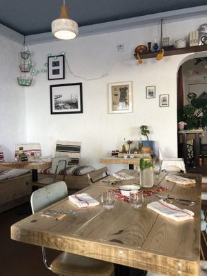 Cozy interior at Pisco in Vila Do Bispo