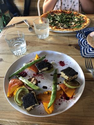 Vegan tempeh and vegetarian pizza at Pisco in Vila Do Bispo