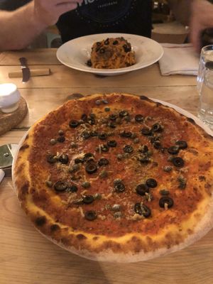 Cheese-less pizza and pasta at Pisco in Vila Do Bispo