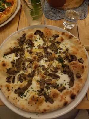 Pizza Sabina. Pilze, Petersilie und Orangensauce. at Pisco in Vila Do Bispo