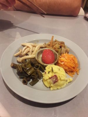 assiette d'hors d'œuvres offerte  at Mumokuteki Vegan Cafe in Kyoto