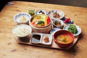 By steaming vegetables in a seiro (Japanese cooking stove), you can enjoy their true flavor.
Please enjoy it with homemade ponzu  and meat-free miso (meat mi at Mumokuteki Vegan Cafe in Kyoto