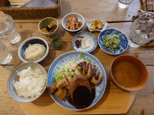 Full lunch plate at Mumokuteki Vegan Cafe in Kyoto