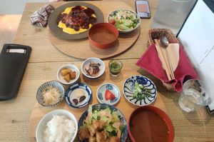 Omurice and Okaraage set at Mumokuteki Vegan Cafe in Kyoto