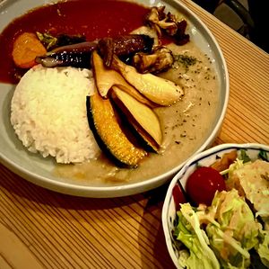 Wow !!! 2 curries at one plate !   at Mumokuteki Vegan Cafe in Kyoto