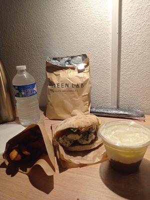 Frites de patates douces, sandwich redkiss et yaourt avec creme de marron at Green Lab - Comédie in Montpellier