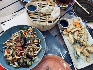 Vegan yaki udon, gyozas de verdura & tempura de verduras at UDON in Malaga
