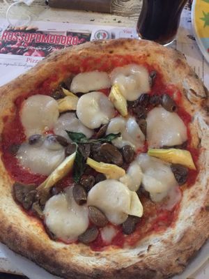 Good pizza w Vegan mozzarella, nice location and reasonable price at Rossopomodoro in Venice