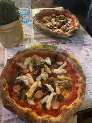 2 x vegan mozzarella and sausage, with artichokes and mushrooms (took off the olives) #Veganuary at Rossopomodoro in Venice