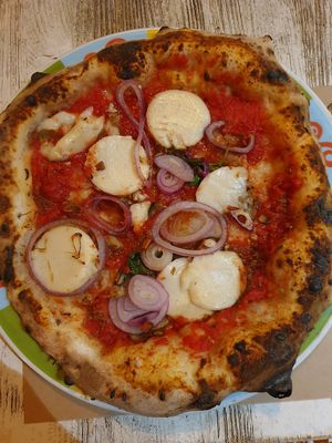 Vegan pizza with added onions at Rossopomodoro in Venice