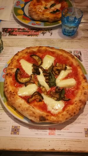 Pizza con mozzarisella e verdure grigliate at Rossopomodoro in Venice