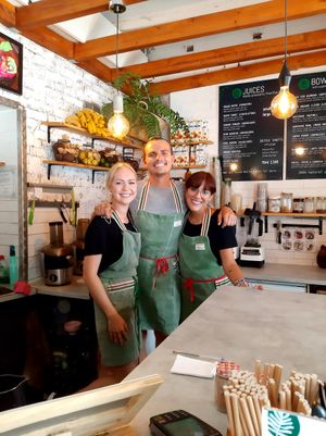 The staff, amazing people. Estas bellas personas os atenderán de maravilla. at PLANT SHACK - Altea in Altea
