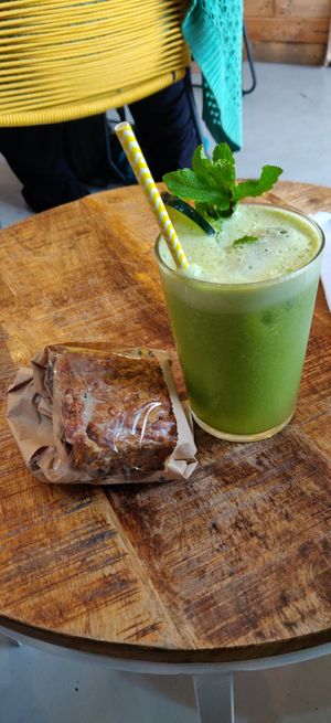 Zumo con apio y un postre de los que hay a veces, siempre están buenísimos. at PLANT SHACK - Altea in Altea