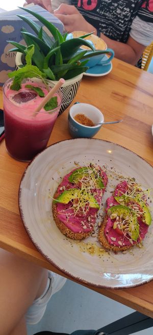 Zumo remolacha con tostadas at PLANT SHACK - Altea in Altea