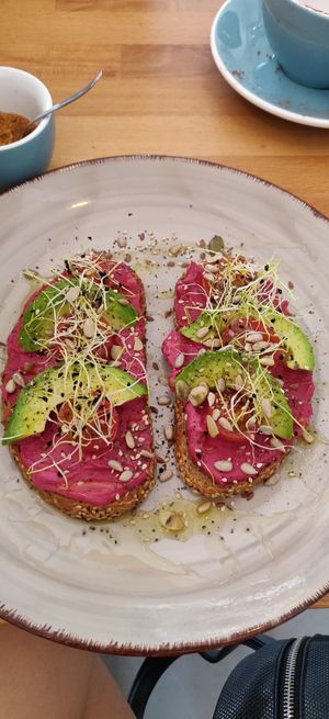 Tostadas con hummus de remolacha. at PLANT SHACK - Altea in Altea