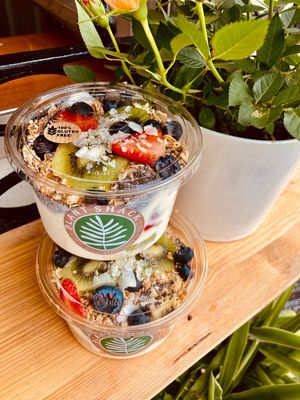 FRUIT, VEGAN YOGHURT & GRANOLA (gluten free) at PLANT SHACK - Altea in Altea