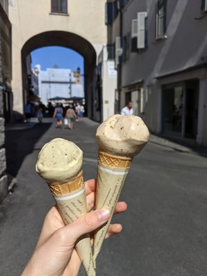 Pistacchio e arachidi at Gelateria Loggetta in Mantova