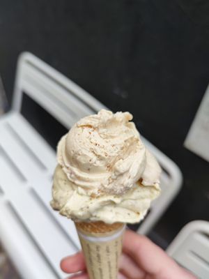 Salted peanut and pistachio at Gelateria Loggetta in Mantova