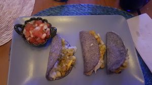 Quesadillas veganas con flor de calabacín at Azul Frida in Barcelona