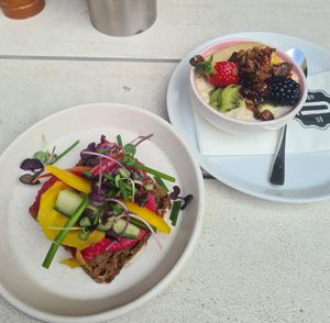 Pink Hummus-Brot mit Porridge at Ulrich in Vienna