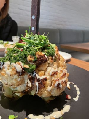 karfiol “der ganze” (vegan)
tahini sauce, kräuterpesto, granatapfel, pinienkerne macadamia, eisbergsalat at Ulrich in Vienna